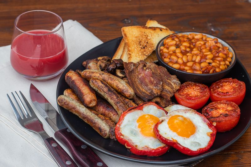 Nun geht es weiter mit dem kompletten englischen Frühstück für vier Personen von der 57er Feuerplatte